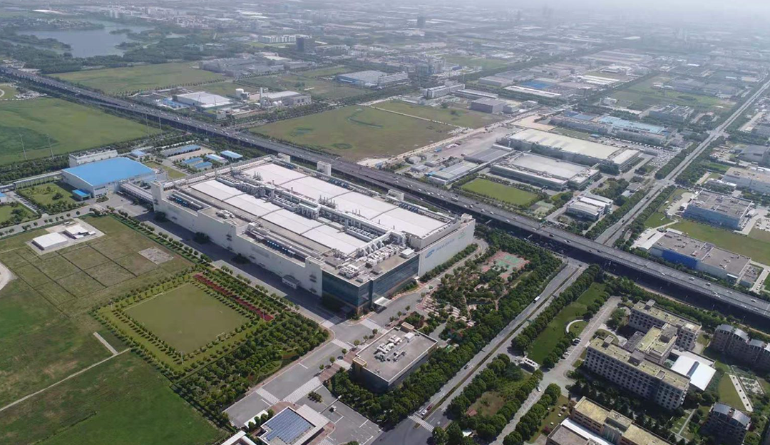 “换脑重生”赶超世界一流，探秘中国首个自主可控半导体显示智能工厂