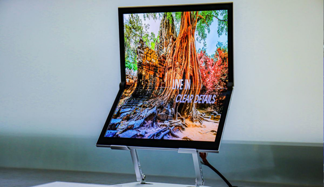 TCL华星17”IGZO 喷墨打印OLED折叠屏亮相“奋进新时代”主题成就展